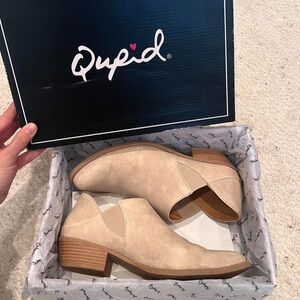 Qupid Cream Slip-On Ankle Boots